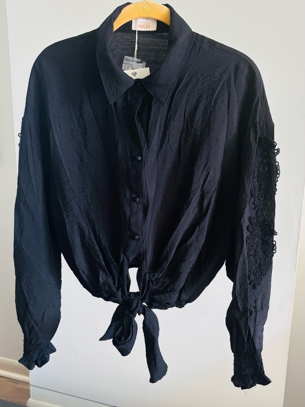 NKN Nekane Black Boho Tie Front Top
Size M
Relaxed boho style knot-front blouse.